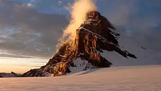 Der Gipfelaufbau des Kun über dem Snowplateau, (von Süden), rechts hinten die Pinnaclescharte im Nordostgrat