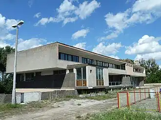Das 1965 gebaute Empfangsgebäude Kunowice im Jahr 2011, damals funktionslos