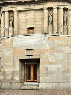 Aktfiguren am Moserbau 2, Seiteneingang Heimplatz 1