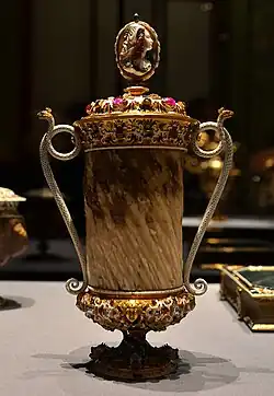 Einhornbecher Rudolphs II. Narwalhorn, Gold, Edelsteine, Email, Jan Vermeyen & Werkstatt, Prag, um 1600[129]