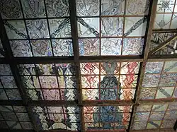 Glasmalereien an der Decke des Kunsttempels