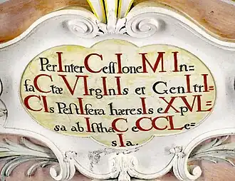 Kartusche unterhalb des Deckengemäldes mit lateinischem Originalzitat