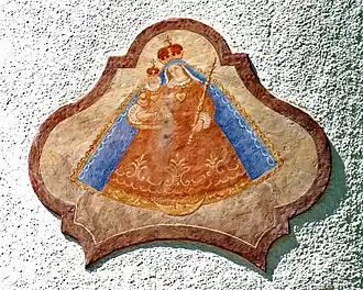 Fassadenbild mit namensgebender Maria