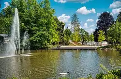 Kurpark von Bad Schwalbach mit Blick auf den Kurweiher.