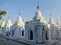 Einige der über 700 Stupas der Kuthodaw-Pagode in Mandalay