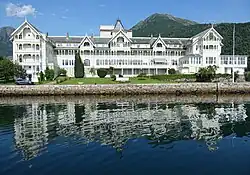 Foto eines größeren Holzgebäudes direkt an einem Gewässer