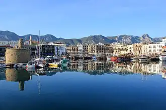 Der Hafen von Kyrenia (Girne) mit dem Gebirge im Hintergrund