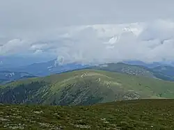 Blick vom Speikkogel über den flachen Sattel zum Lärchkogel.