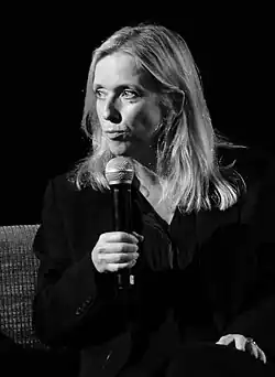 Anamaria Vartolomei spielt Adams Mutter Rebecca und Léa Drucker die Kinderkrankenschwester Lucy