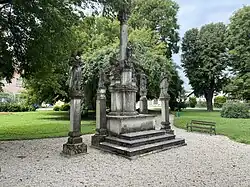 Säulen der Heiligen Dreifaltigkeit im Park