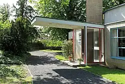 Stahlträger als Eingangsüberdachung mit eingelassenen Deckenleuchten