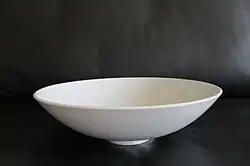 Löberschale. Entworfen 1927 von Wilhelm Löber in der Staatlichen Porzellan-Manufaktur (KPM) in Berlin, wo sie noch heute als „Festliche Schale“ produziert wird. Als ein Klassiker repräsentiert sie die Neue Sachlichkeit in der Porzellanfertigung.