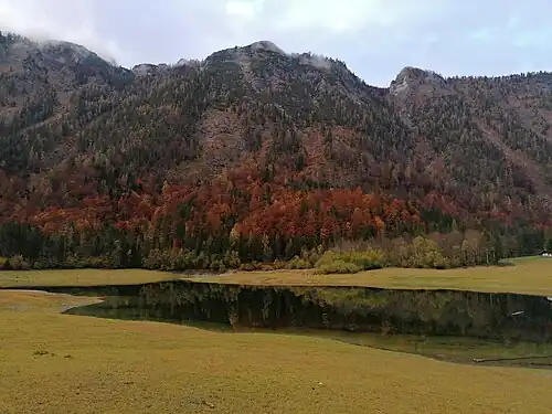 Herbstlicher Blick über die Ostseite des Lödensees nach Norden zum Hochkienberg (links) und zur Schlösselschneid (1416&nbsp;m – rechts)