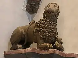 südlicher Löwe der Vorhalle