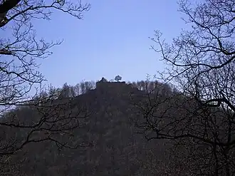 Burgruine Löwenburg auf dem Gipfel des Berges Löwenburg