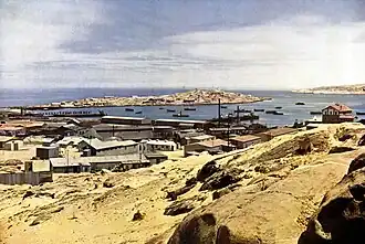 Blick über Lüderitz auf die Haifischinsel