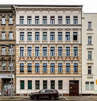 Ostdeutschland Leipzig-Lindenau: links: gut erhaltenes Haus Mitte: behutsam saniert, rechts: totsaniertes Haus (in Ostdeutschland selten); 2021