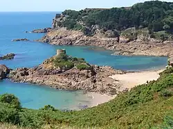 Portelet Tower auf der L’Île au Guerdain bei Ebbe