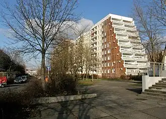 Blick auf den Giebel eines rückgebauten Plattenwohnhauses