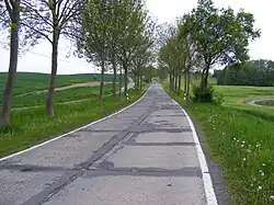 Fürstenwerder: unnötig steile Neuanlage (links) statt Ausbesserung der ruhigen Landstraße.