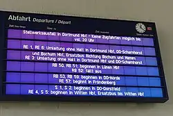 blaue LCD-Anzeigetafel mit Angaben zu Zugausfällen