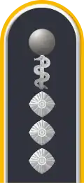 Dienstgradabzeichen auf der Schulterklappe der Jacke des Dienstanzuges für Luftwaffenuniformträger (Humanmedizin).