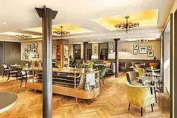 Der Innenbereich des Café Luise im 1950er Jahre Stil