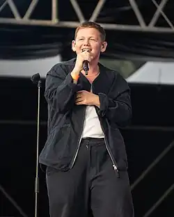 Frontalaufnahme von Kae Tempest während eines Auftritts