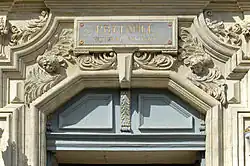 Inschrift über dem Portal des ehemaligen Jesuitenkollegs, heute Prytanée national militaire.