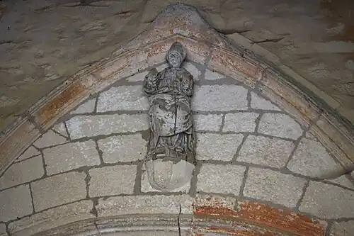 Katholische Pfarrkirche Saint-Germain in La Grande-Paroisse im Département Seine-et-Marne in der Region Île-de-France (Frankreich), Westportal mit einer Holzskulptur des Germanus von Paris (Saint Germain) aus dem 15./16. Jahrhundert