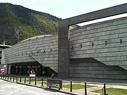 Kultur- und Kon­gresszentrum La Poste. Dessen Fassade ist mit dem bekannten Quarzit aus St.&nbsp;Niklaus-Embd verkleidet.