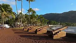 Historische Kanonen an der Küste bei Saint-Denis