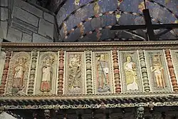 Chorseite der Empore mit Flachreliefs