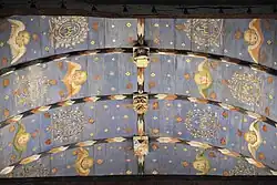 Bemalte Holzdecke mit holzgeschnitzten Schlusssteinen