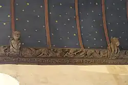 Bemalte Holzdecke mit geschnitzten Balken