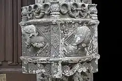 Baldachin des Weihwasserbeckens