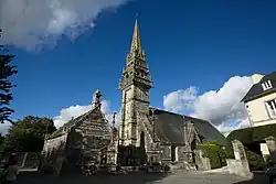 Kirche Saint-Yves und Beinhaus inmitten des umfriedeten Pfarrbezirks