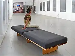 Bank von Ch. Perriand, ursprünglich für die Ausstellung „Die Synthese der Künste“ in Tokio (1955) hergestellt.