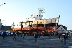 Die Calypso am 10. November 2007 auf dem Transport in die Werft in Concarneau