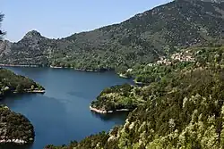 Tolla am Ufer des Lac de Tolla