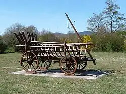 Historischer Heuwagen am Verkehrskreisel