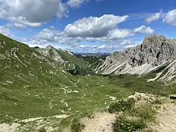 Panorama von Westen mit Schochenspitze und Landsberger Hütte