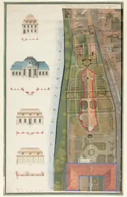 Historischer Lageplan aus der Vogelperspektive mit den Gebäudeumrissen eines Krankenhauses samt oben angrenzender Chirurgie und Gartenanlagen inklusive deskriptiver Gebäudemarkierungen in roten und blauen Linien