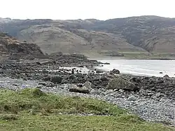 Laggan Sands bei Lochbuie hat einen sandigen Sturmstrand hinter einem Geröll-Sturmstrand.