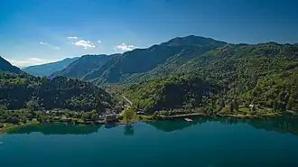 Das Ostufer des Ledrosees, links der Bildmitte der Ponaleabfluss mit dem Pfahlbautennachbau und dem Museum