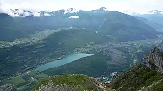 Das Valle dei Laghi mit Blickrichtung Süden, mit dem Cavedinesee und den Marocche