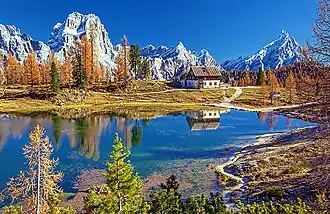 Das Rifugio am Lago Fedèra mit der Sorapiss-Gruppe im Hintergrund, rechts der Antelao