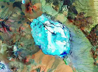 Satellitenbild der Laguna Pastos Grandes mit dem Pastos Grandes-Gipfel im linken unteren Bilddrittel