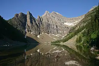 Blick von Osten: Lake Agnes mit Mount Whyte im Hintergrund
