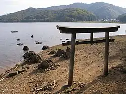 Ins Wasser führendes Torii